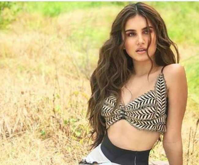 Tara Sutaria की इन तस्वीरों ने बढ़ाया इंटनेट का पारा, आप भी देंखें